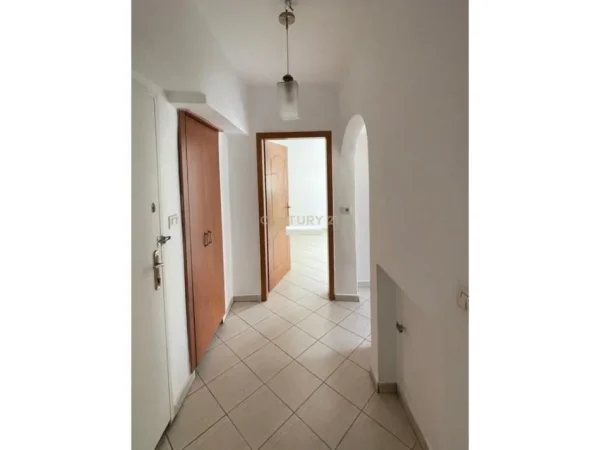 Tirane, shitet apartament 1+1 Kati 2, 53 m² 95.000 € (Buze rruges kryesore prane qsut)