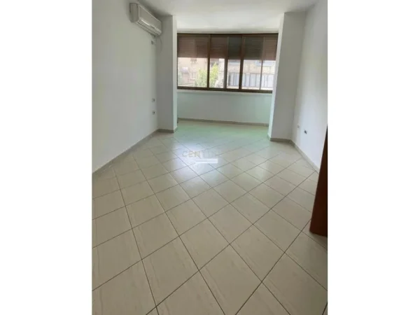 Tirane, shitet apartament 1+1 Kati 2, 53 m² 95.000 € (Buze rruges kryesore prane qsut)
