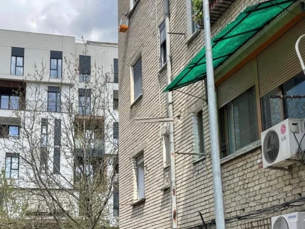 Tirane, shitet apartament 1+1 Kati 2, 53 m² 95.000 € (Buze rruges kryesore prane qsut)