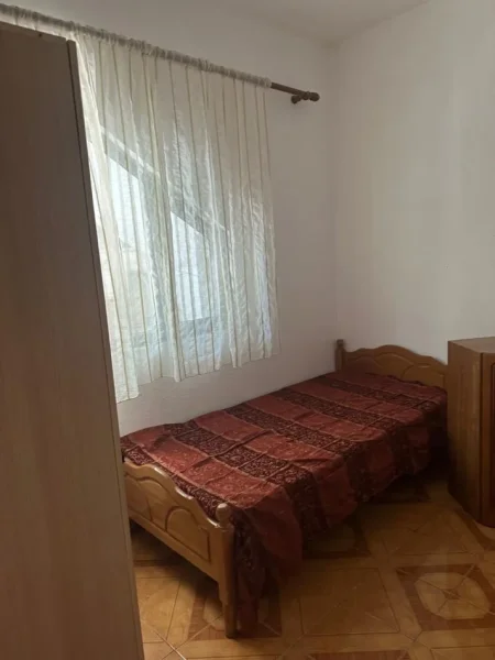 Tirane, jepet me qera apartament 2+1 Kati 1, 87 m² 350 € (Hamdi Pepa)
