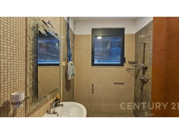 Tirane, jap me qera zyre , 150 m² 1.200 € (Rruga e Elbasanit)