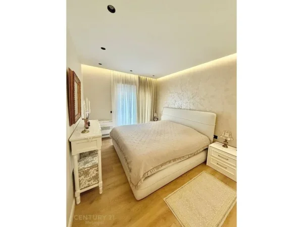 Tirane, shes apartament 2+1+2+ 2 POSTE PARKIMI , 122 m² 345.000 € (Rruga e Bogdaneve)