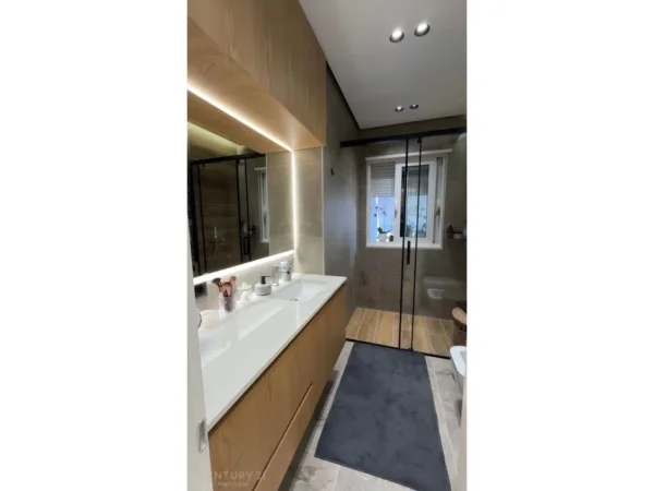 Tirane, shes apartament 2+1+2+ 2 POSTE PARKIMI , 122 m² 345.000 € (Rruga e Bogdaneve)