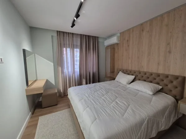 Tirane, jepet me qera apartament 1+1+Ballkon Kati 2, 65 m² 750 € (Komuna e Parisit)