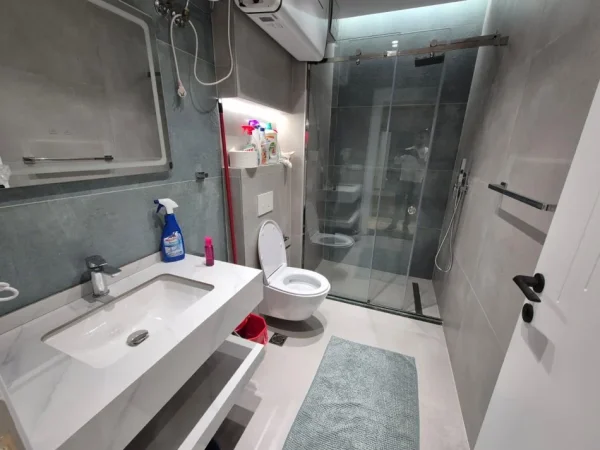 Tirane, jepet me qera apartament 1+1+Ballkon Kati 2, 65 m² 750 € (Komuna e Parisit)