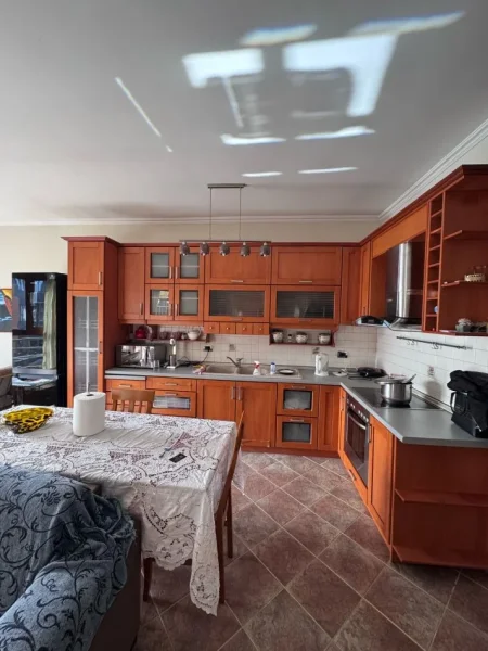 Tirane, jepet me qera apartament 1+1+Ballkon Kati 8, 80 m² 550 € (rruga e Kavajes perballe Noves ( del dhe tek Ura Nisherakut ))