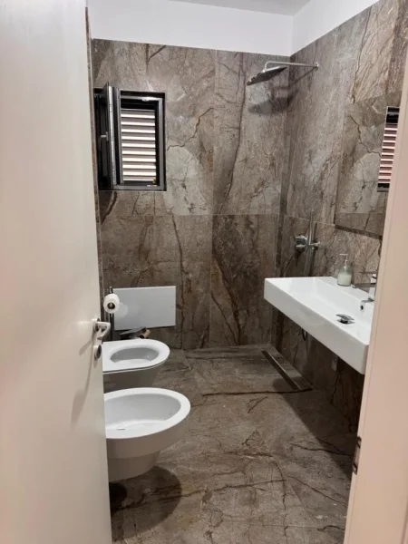 Tirane, jepet me qera , 160 m² 1.800 € prane qendres