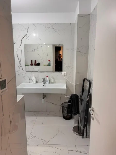 Tirane, jepet me qera , 160 m² 1.800 € prane qendres