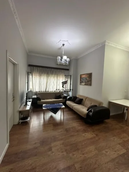 Tirane, jepet me qera apartament 3+1+Ballkon Kati 2, 162 m² 800 € (ZOGU I ZI)