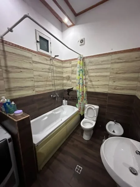 Tirane, jepet me qera apartament 3+1+Ballkon Kati 2, 162 m² 800 € (ZOGU I ZI)