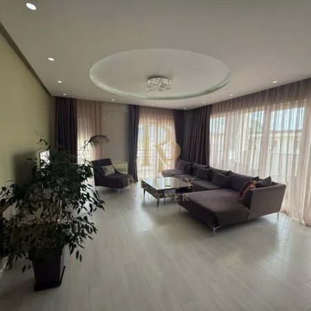 Tirane, jepet me qera apartament 3+1+Ballkon , 189 m² 1.100 € (Liqeni i Thate)