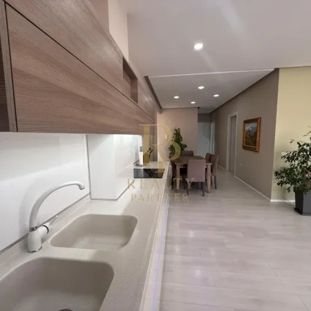 Tirane, jepet me qera apartament 3+1+Ballkon , 189 m² 1.100 € (Liqeni i Thate)