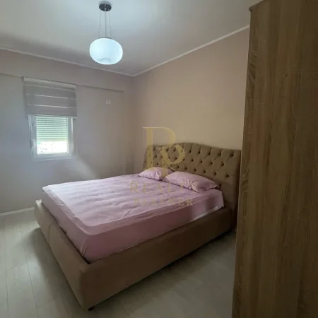 Tirane, jepet me qera apartament 3+1+Ballkon , 189 m² 1.100 € (Liqeni i Thate)