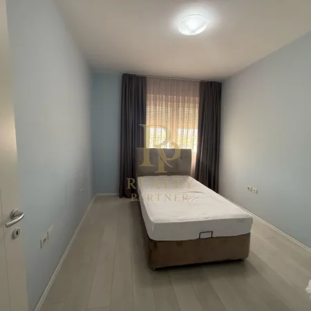 Tirane, jepet me qera apartament 3+1+Ballkon , 189 m² 1.100 € (Liqeni i Thate)