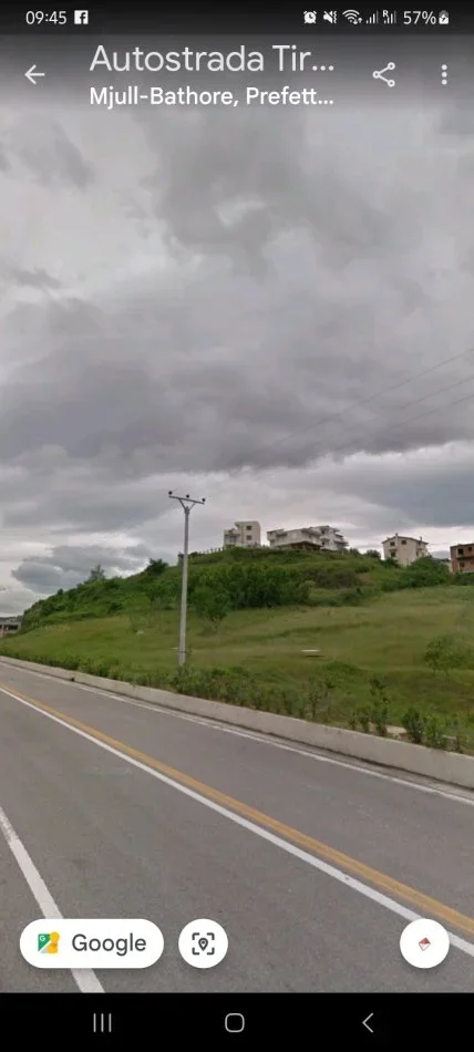 Tirane, SHITEN SIPERFAQE TOKE BUZE UNAZES PRAN TEG.VARJOJNE NGA 5500m2 DERI NE 18000m2, 300 Euro/m² (500m AFER MBIKALIMIT  MJULL BATHORE