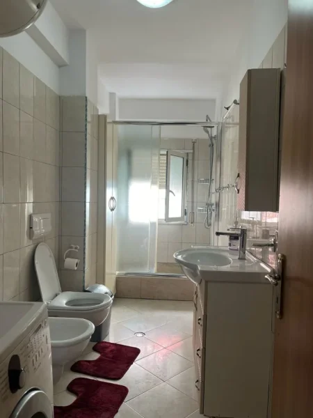 Tirane, jepet me qera apartament 2+1 Kati 3, 100 m² 500 € (ali demi)