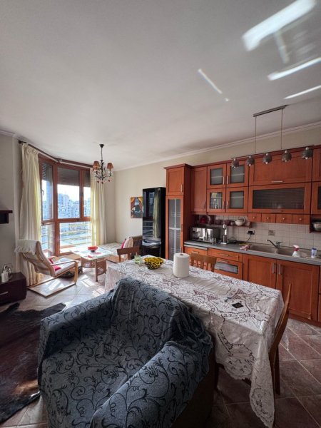 Tirane, jepet me qera apartament 1+1+Ballkon , 80 m² 550 € (rruga e Kavajes)