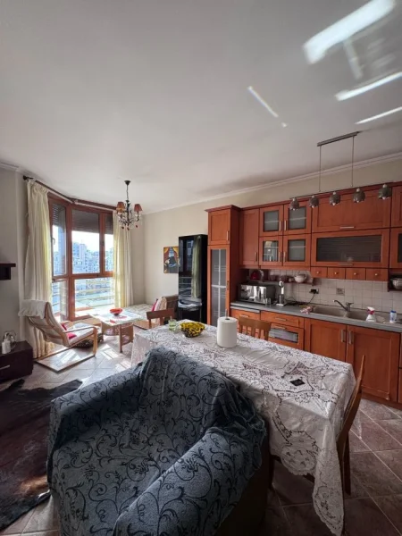 Tirane, jepet me qera apartament 1+1+Ballkon , 80 m² 550 € (rruga e Kavajes)