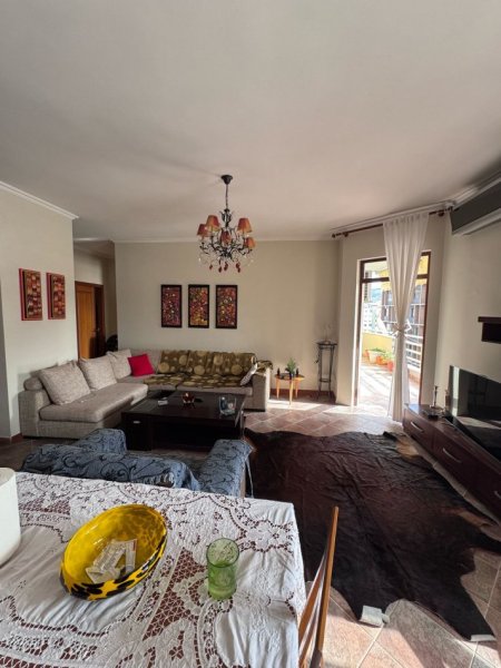 Tirane, jepet me qera apartament 1+1+Ballkon , 80 m² 550 € (rruga e Kavajes)
