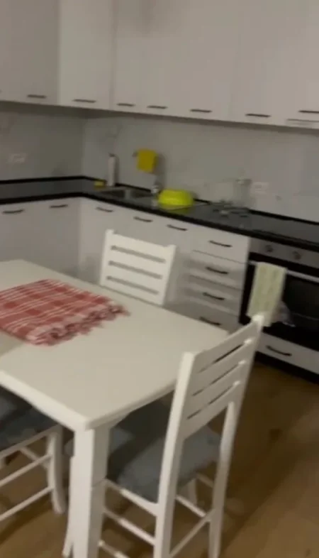 Tirane, jepet me qera apartament 2+1+Ballkon Kati 4, 115 m² 600 € (Zogu i Zi prane Ring Center)