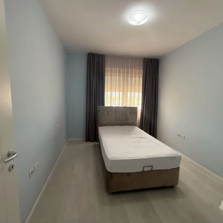 Tirane, jepet me qera apartament 3+1+Aneks+Ballkon Kati 4, 189 m² 1.100 € (Kompleksi FZ)