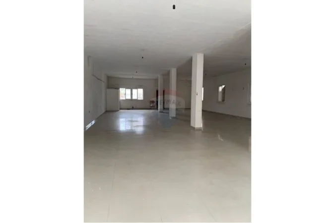 Tirane, jepet me qera magazine Kati 0, 200 m² 1.000 € (Rruga Jordan Misja)