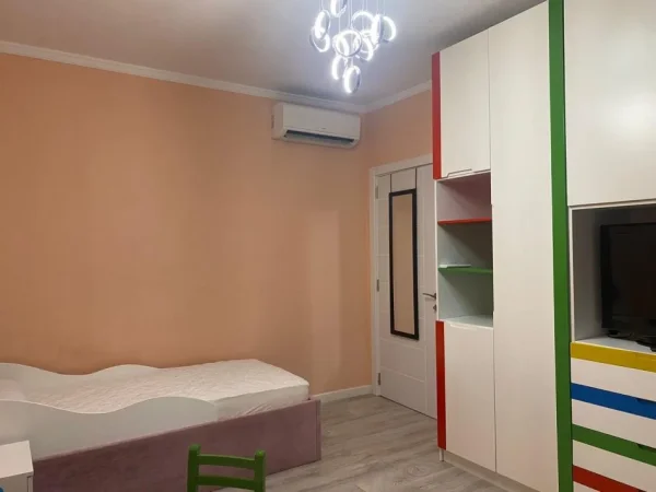 Tirane, jepet me qera apartament 2+1+Ballkon Kati 6, 102 m² 700 € 