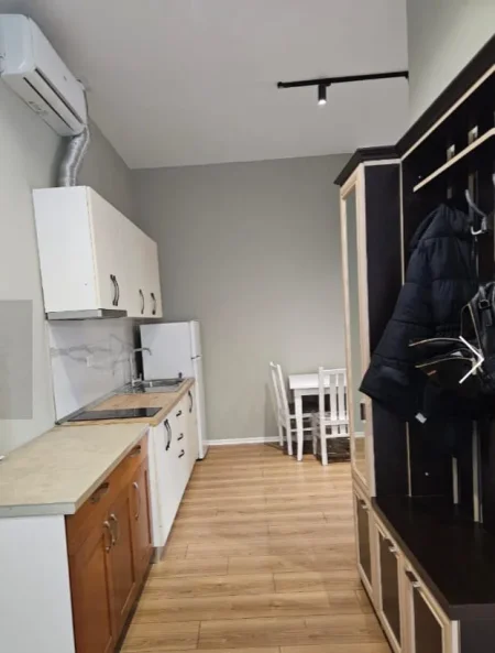 Tirane, jepet me qera apartament 1+1 Kati 1, 40 m² 350 € (njazi meka)