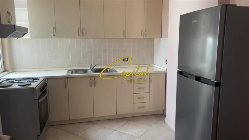 Tirane, jepet me qera apartament 3+1 Kati 2, 150 m² 500 € (ALI DEMI)