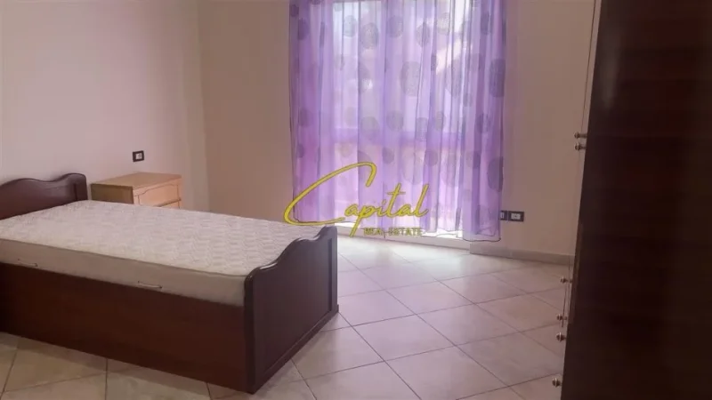 Tirane, jepet me qera apartament 3+1 Kati 2, 150 m² 500 € (ALI DEMI)