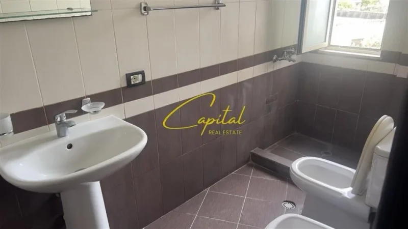 Tirane, jepet me qera apartament 3+1 Kati 2, 150 m² 500 € (ALI DEMI)