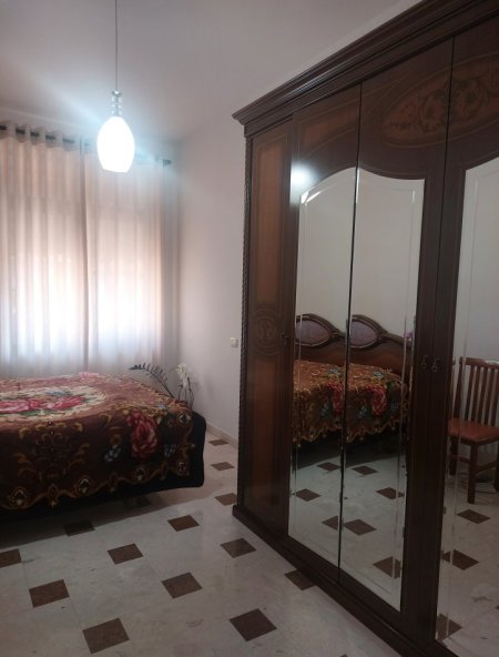 Tirane, jepet me qera apartament 3+1+Aneks+Ballkon Kati 1, 800 € (Beqir Luga)