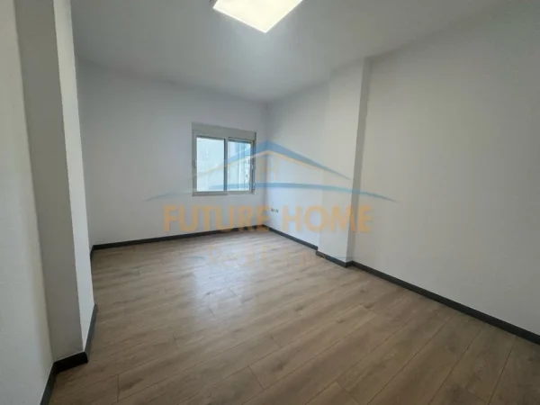 Tirane, shitet apartament 2+1+Ballkon Kati 5, 82 m² 185.000 € (Komuna e parisit)