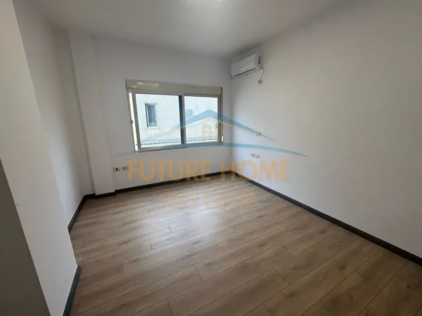 Tirane, shitet apartament 2+1+Ballkon Kati 5, 82 m² 185.000 € (Komuna e parisit)