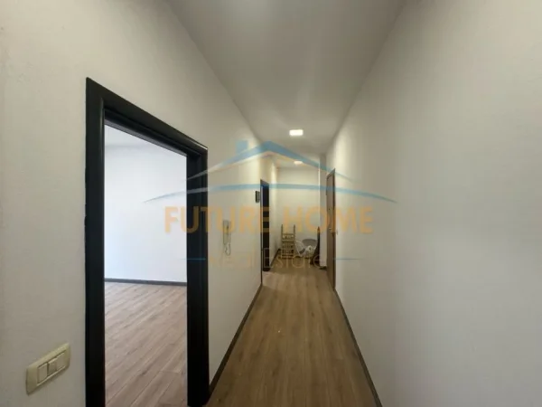 Tirane, shitet apartament 2+1+Ballkon Kati 5, 82 m² 185.000 € (Komuna e parisit)