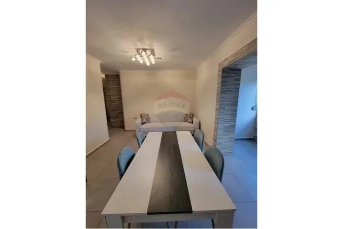 Tirane, jepet me qera apartament 1+1 Kati 3, 70 m² 500 € (byrryl)