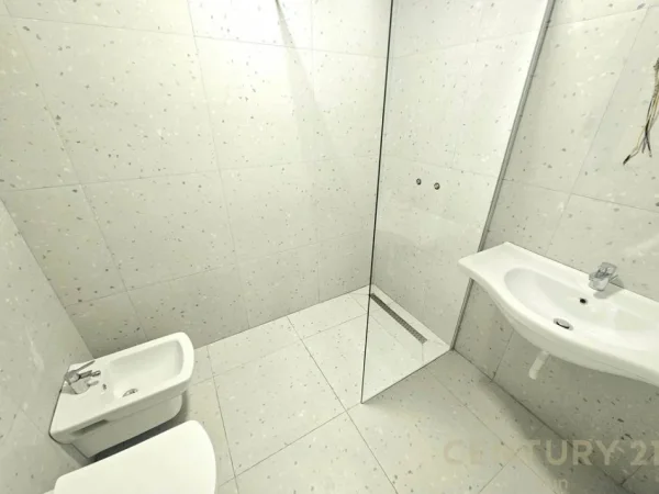 Tirane, jap me qera zyre , 140 m² 1.600 € (Lake View Residences, Liqeni i Tiranës)