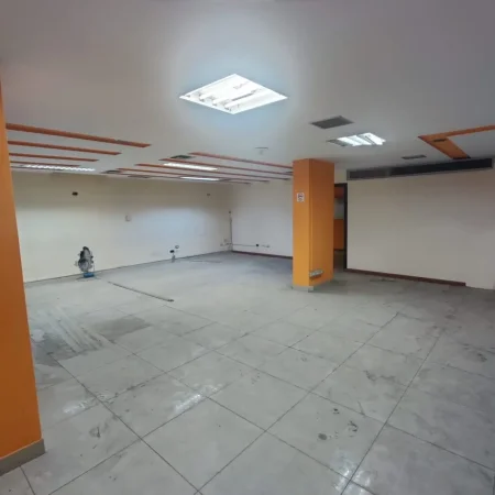 Tirane, jepet me qera ambjent biznesi Kati -1, 550 m² 5.000 € (BLLOKU)