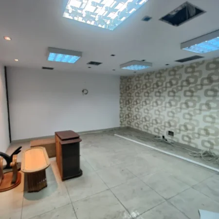 Tirane, jepet me qera ambjent biznesi Kati -1, 550 m² 5.000 € (BLLOKU)