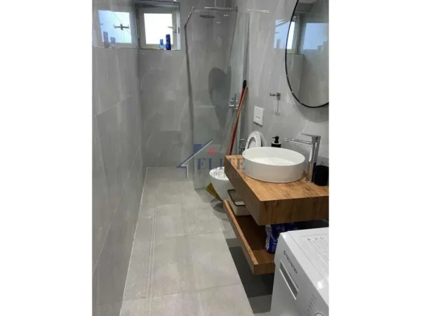 Tirane, jepet me qera apartament 1+1+Ballkon Kati 4, 55 m² 420 € (Tregu Elektrik)