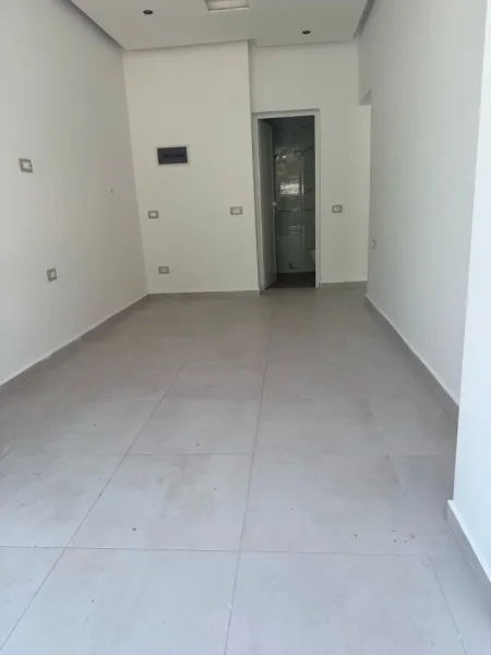 Tirane, jepet me qera dyqan Kati 0, 85 m² 1.500 € (LAPRAKE)