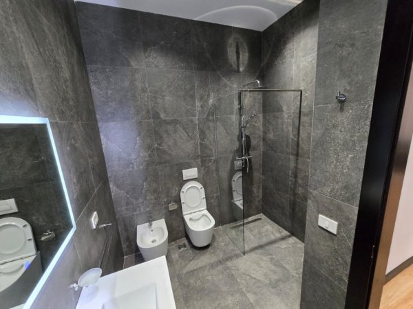 Tirane, jepet me qera apartament 1+1+Ballkon Kati 4, 70 m² 1000 € (Rruga e Kavajes)