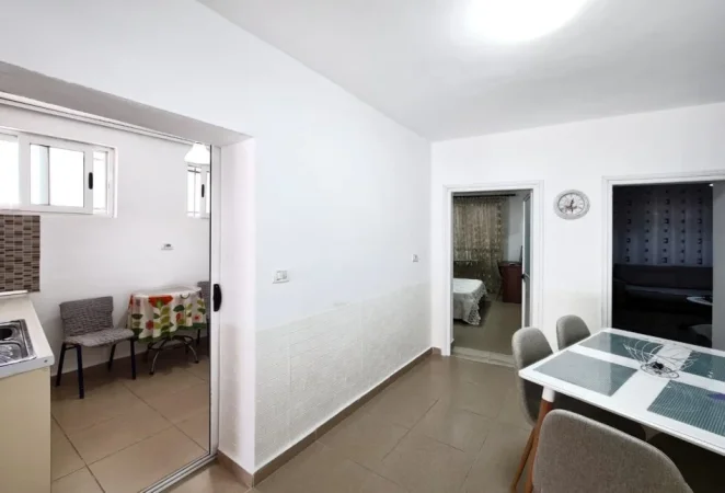 Tirane, jepet me qera apartament 1+1 Kati 1, 114 m² 750 € (rruga e durrsit)