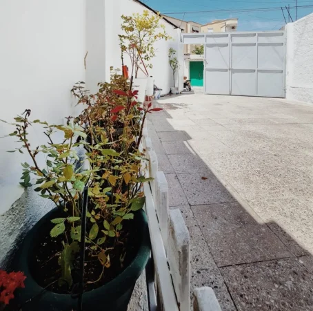 Tirane, jepet me qera apartament 1+1 Kati 1, 114 m² 750 € (rruga e durrsit)