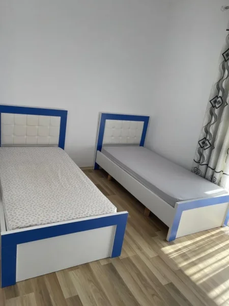 Tirane, jepet me qera apartament 3+1+Ballkon Kati 2, 143 m² 850 € (KINOSTUDIO)
