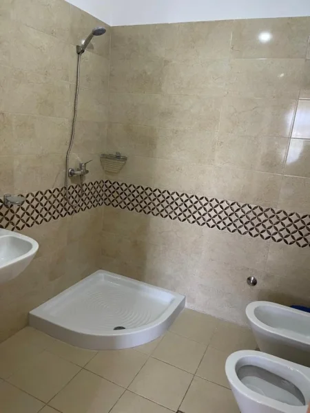 Tirane, jepet me qera apartament 3+1+Ballkon Kati 2, 143 m² 850 € (KINOSTUDIO)
