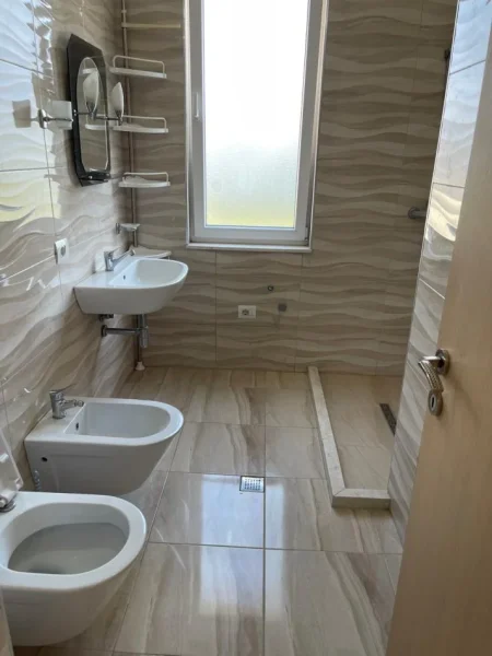 Tirane, jepet me qera apartament 3+1+Ballkon Kati 2, 143 m² 850 € (KINOSTUDIO)