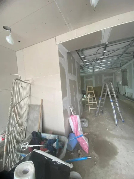 Tirane, jepet me qera ambjent biznesi Kati 0, 84 m² 2.500 € ( Jepet me Qera/Mundësi Shitjeje – Ambient Biznesi Mega Lluks në Brryl!)