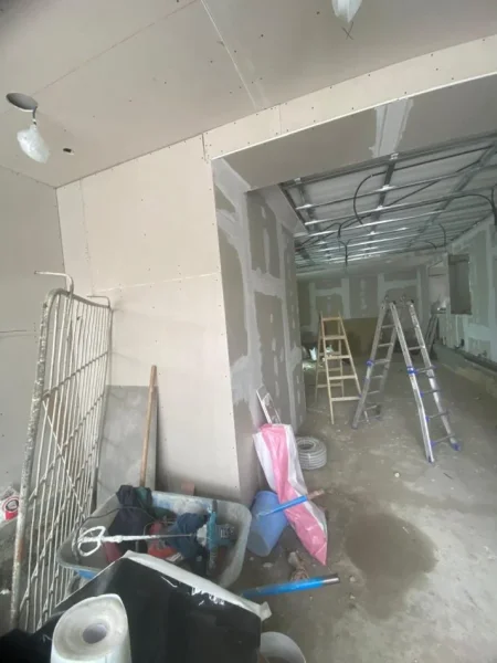 Tirane, jepet me qera ambjent biznesi Kati 0, 84 m² 2.500 € ( Jepet me Qera/Mundësi Shitjeje – Ambient Biznesi Mega Lluks në Brryl!)