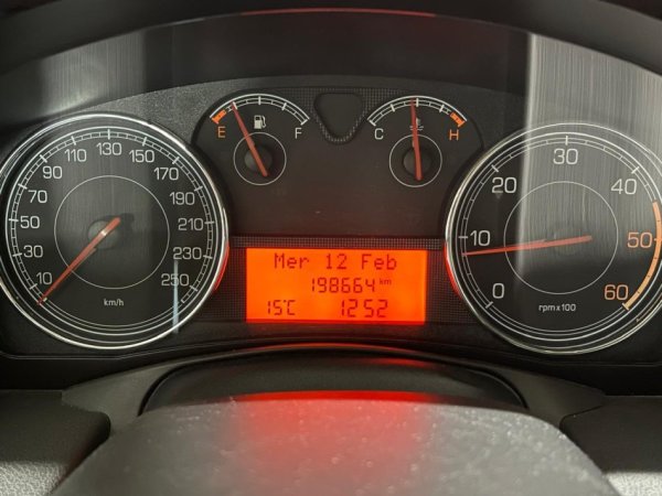 Tirane, shitet makine Fiat Croma 1.9 Multijet 16V 150CV Nafte, gri metalizato manuale Klima 199.000 km 1.900 €